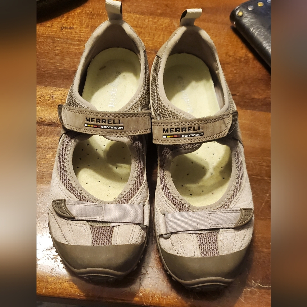 Merrell Continuum Women's Beige Shoes Size 8 With Velcro Closures.